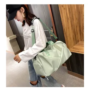 Vue détaillée du sac de sport grande capacité en nylon vert avec bandoulière robuste.