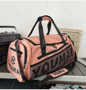 Grand sac de sport voyage rose avec compartiment chaussures et séparation pour le fitness.