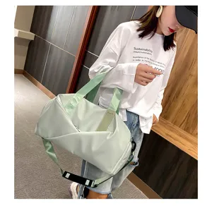 Vue détaillée du sac de sport vert clair avec compartiment à chaussures et séparation sec/humide.