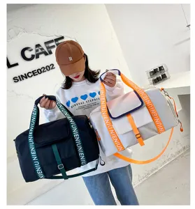 Vista detallada de la gran bolsa de viaje deportiva de oxford con correas de colores.
