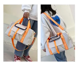 Bolso de deporte de fitness de oxford grande con compartimento para zapatos y correas.