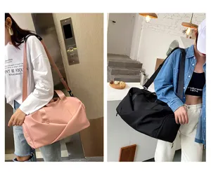 Vue détaillée du grand sac de sport et de voyage en rose et noir porté par des modèles.
