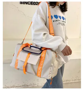 Vista detallada de la gran bolsa de deporte con separación húmeda y compartimento para zapatos.