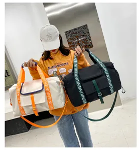 Vista detallada de la bolsa de deporte grande con compartimento para zapatos.