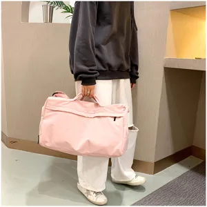 Roze grote reistas sporttas voor dames, ideaal voor fitness, yoga en casual weekenduitjes.
