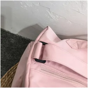 Roze fitness tas detailweergave met stevige band, plastic gesp en ritssluiting.