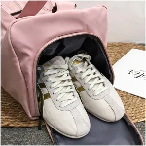 Roze sporttas detailweergave met afzonderlijk schoenenvak en handige ritszak voor gebruik.