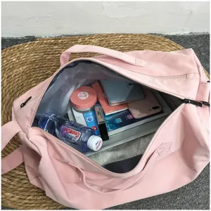 Gedetailleerd uitzicht op de binnenkant van de roze sporttas met grote opbergcapaciteit.