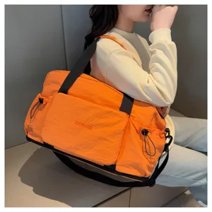 Grand sac de voyage pliable avec séparation étanche et extension pour vos voyages en plein air.