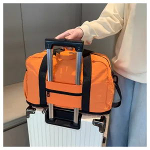 Grand sac de voyage pliable avec manchon de valise et séparation humide et sèche pratique.