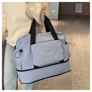 Vue détaillée du grand sac de voyage pliable avec poche de séparation étanche pratique.