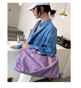 Grand sac de voyage sport fitness avec compartiment séparation humide et sec violet.