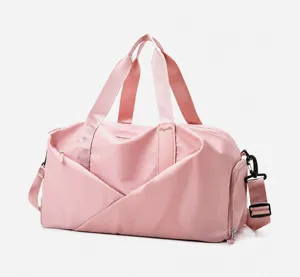 Gros plan détaillé du sac de sport de voyage rose avec compartiment à chaussures.