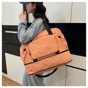 Grand sac de voyage pliable avec separation humide-sec, sac a langer de maternitude orange.