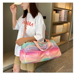 Borsa da palestra arcobaleno con grande capacita e tracolla regolabile per viaggi e sport.