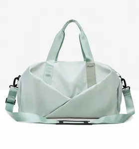 Grand sac de sport avec séparation humide et sèche et compartiment à chaussures vert clair.