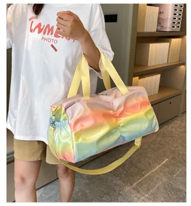Vista dettagliata della borsa da palestra arcobaleno sfumata, con grande capienza e spallacci.