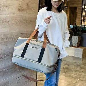 Grand sac de voyage spacieux avec separation humide bandouliere sport gris bagage.