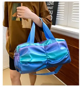 Borsa da palestra sportiva blu sfumata vista dettagliata con grande capacità e design plissettato.