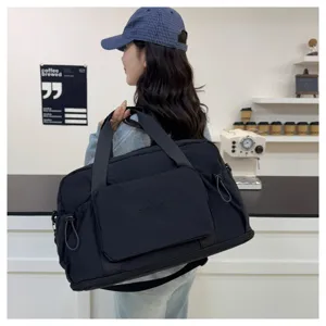 Grand sac de voyage pliable de grande capacité avec séparation sec-humide et poches.
