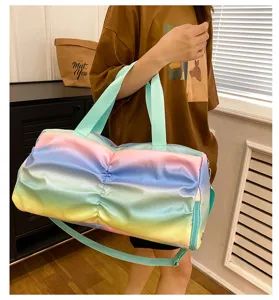 Dettaglio borsa da viaggio fitness arcobaleno sfumato grande capacità e bel design del manico