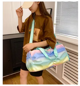 Vista dettagliata della borsa sportiva arcobaleno con tessuto sfumato e robusti manici menta.