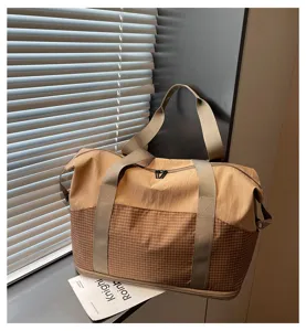 Große Sporttasche für Damen, stilvolle Karierte Reisetasche mit Nass-Trocken-Trennung und viel Stauraum.