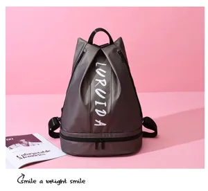Vista dettagliata dello zaino in pelle grigio scuro con separazione umido-asciutta e scarpe.