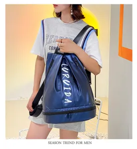 Vista dettagliata dello zaino impermeabile metallizzato blu con scomparto scarpe e tasca bagnata.