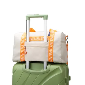Bolso de viaje deportivo de tela Oxford de gran capacidad con correa para maleta y asas.