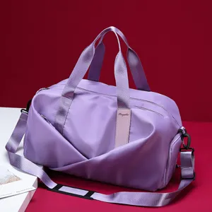 Grand sac de sport et de voyage violet avec séparation humide et sèche pour le fitness.