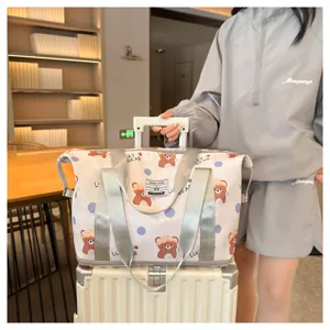 Nahaufnahme der niedlichen Bären-Reisetasche mit strapazierfähigem Stoff und Griffen.