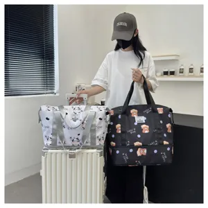 Detailansicht der großen wasserdichten Oxford Reisetasche mit süßem Cartoon Druckmuster.