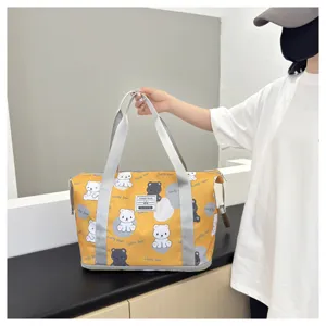 Detailansicht der großen wasserdichten Reisetasche mit niedlichem Cartoon Bärenmuster.