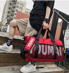 Grand sac de sport fitness de voyage avec séparation humide et sèche, design rouge.