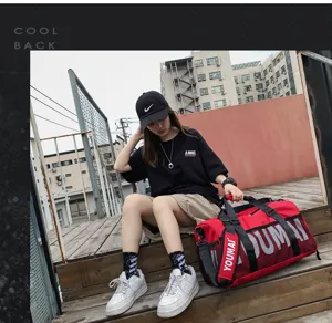 Grand sac de voyage de fitness avec compartiment a chaussures, design rouge et noir pour le sport.