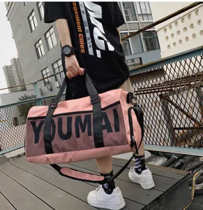 Grand sac de sport rose avec compartiment à chaussures et séparation humide pour le fitness.