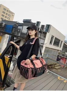 Vue détaillée du sac de voyage de sport rose de grande capacité avec poche filet.