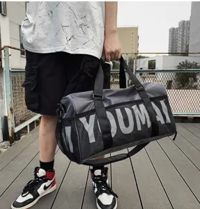 Grand sac de sport avec lettres, sac de voyage durable pour entraînement et fitness.