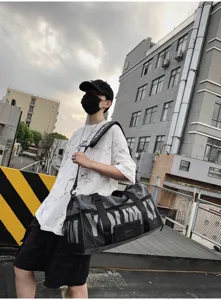 Vue detaillee du grand sac de voyage de fitness avec compartiment a chaussures et zone seche.