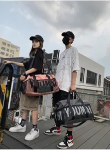 Grand sac de sport fitness avec compartiment à chaussures pour le voyage et le sport.