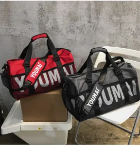 Vue détaillée du grand sac de sport étanche avec compartiment chaussures et lettres.