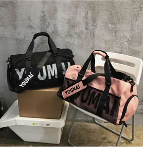 Vue detaillee du grand sac de sport fitness de voyage avec compartiment sec et lettres.