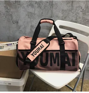 Grand sac de sport rose pour fitness, yoga et voyage avec compartiment à chaussures pratique.