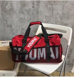 Grand sac de sport avec compartiment à chaussures, sac de voyage rouge pour fitness et training.