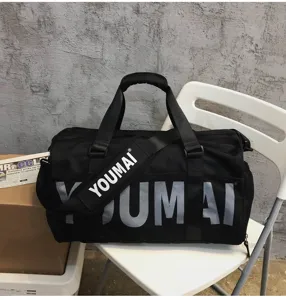 Grand sac de sport de voyage noir avec compartiment chaussures et impression de lettres.