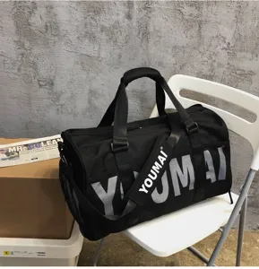 Sac de voyage sport grande capacite noir avec lettres, compartiment chaussures et sec humide.