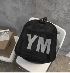 Grand sac de sport noir avec impression de lettres YM, sac de voyage pour entrainement.