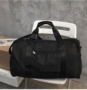 Vue detaillee d'un sac de sport noir de grande capacite adapte au voyage et au fitness.