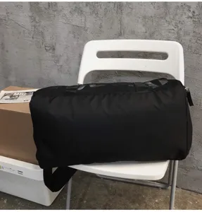 Grand sac de sport voyage noir de grande capacite pour entrainement yoga fitness quotidien.